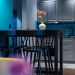 Modern With Free Parking Spots Apartment