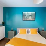 Modern With Free Parking Spots Apartment *