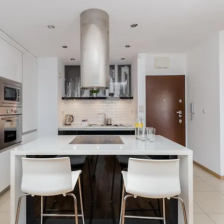 Modern With Free Parking Spots Apartament *