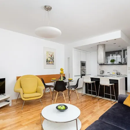 Modern With Free Parking Spots Apartament