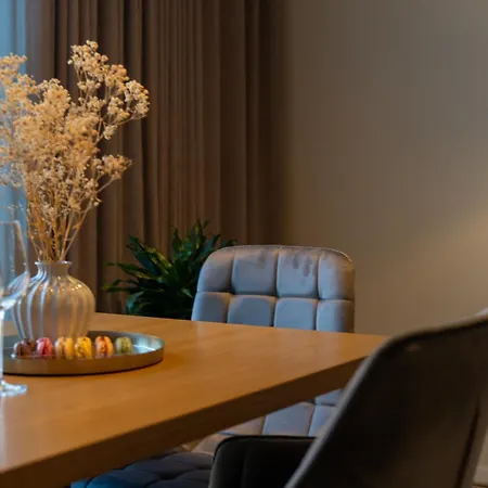 Modern With Free Parking Spots Apartament