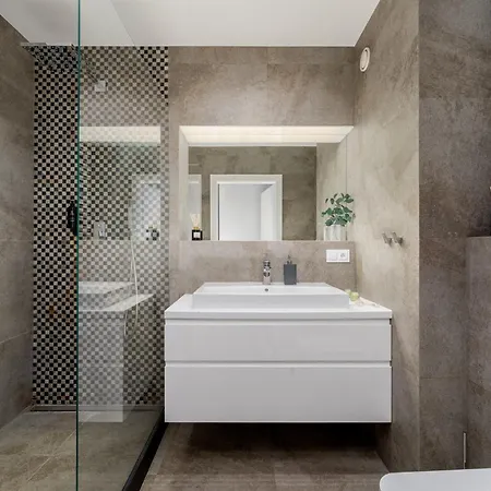 Modern With Free Parking Spots Apartament *