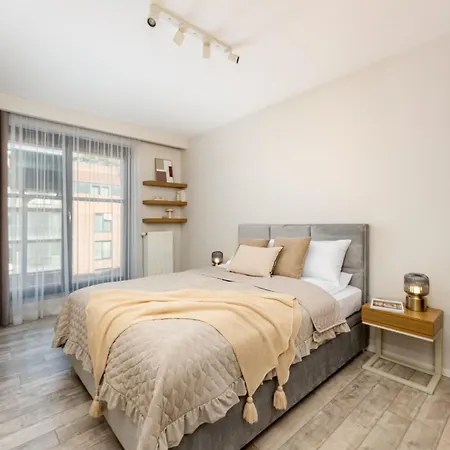 Apartament Modern With Free Parking Spots