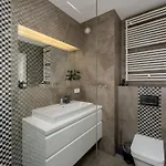 شقة Modern With Free Parking Spots